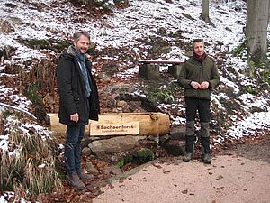 Bürgermeister Thomas Kunzmann und Dr. Clemens Weiser vom Staatsbetrieb Sachsenforst besichtigten unlängst den Weg und die neuen Holzbauteile